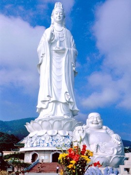 Pagoda Linh Ung –Lapangan pantai But- salah satu diantara  tempat-tempat wisata spiritualitas yang  terkenal di kota Da Nang  - ảnh 3
