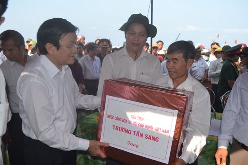 Presiden Vietnam, Truong Tan Sang melakukan kunjungan  di pulau Ly Son, provinsi Quang Ngai - ảnh 1
