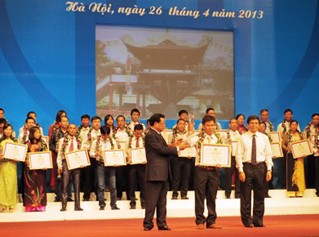 Memuji  buruh pandai ibukota Hanoi –tahun 2013. - ảnh 1