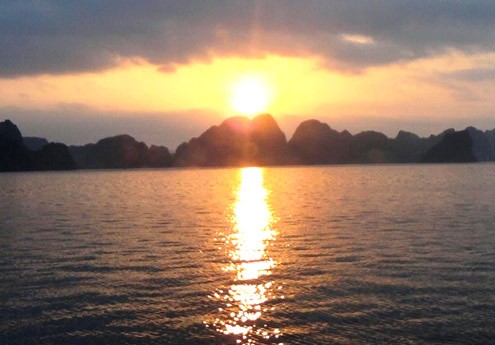 Menikmati  pemandangan alam yang indah di Teluk Ha Long  dengan kapal pesiar - ảnh 6