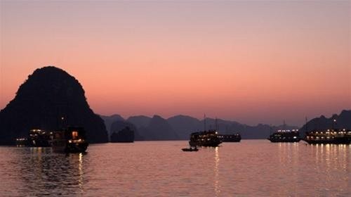 Menikmati  pemandangan alam yang indah di Teluk Ha Long  dengan kapal pesiar - ảnh 5