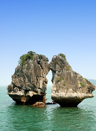 Menikmati  pemandangan alam yang indah di Teluk Ha Long  dengan kapal pesiar - ảnh 3