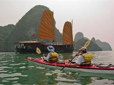 Menikmati  pemandangan alam yang indah di Teluk Ha Long  dengan kapal pesiar - ảnh 4