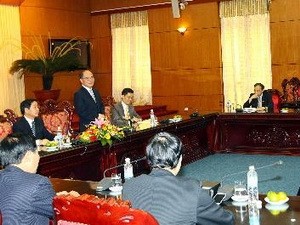 Ketua MN Vietnam, Nguyen Sinh Hung  menerima Duta Besar, Kepala Kantor Perwakilan  Vietnam di luar negeri. - ảnh 1