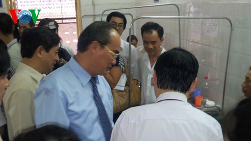 Deputi PM Vietnam Nguyen Thien Nhan  mengujungi Rumah Sakit Mata Pusat - ảnh 1