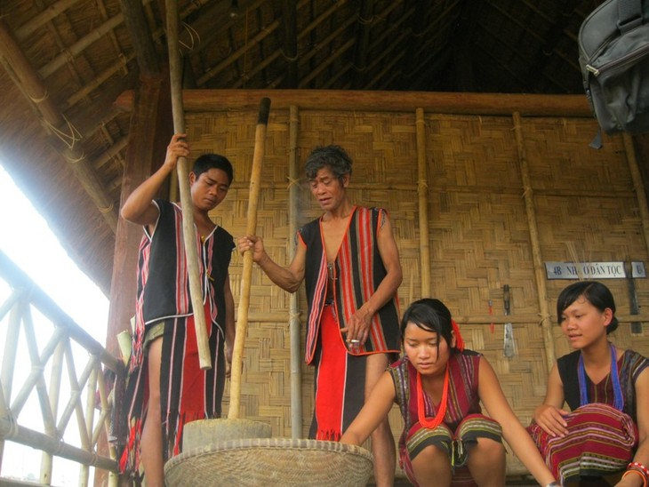 Busana tradisional   rakyat etnit minoritas Brau - ảnh 1