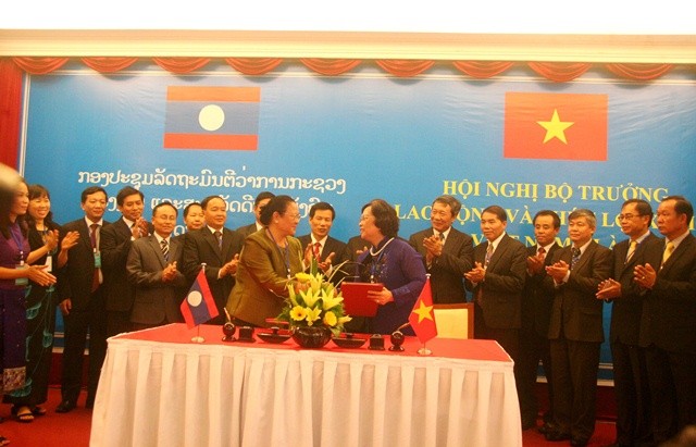 Menandatangai notulen Konferensi ke-3 Menteri Tenaga Kerja dan Kesejahteraan Sosial Vietnam –Laos . - ảnh 1