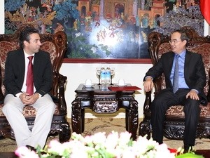 Deputi PM Vietnam, Ngyen Thien Nhan menerima Deputi Menteri Komunikasi Kuba, Wilfresdo Gonalez Vidal. - ảnh 1