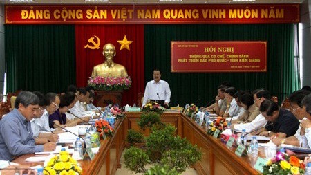 Konferensi  mengesahkan  mekanisme dan kebijakan  pengembangan pulau Phu Quoc, provinsi Kien Giang. - ảnh 1