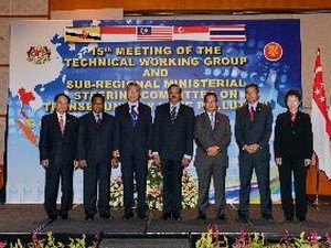 Forum Para Pemimpin ASEAN  menuju ke pembangunan Komunitas  Ekonomi - tahun 2015 - ảnh 1