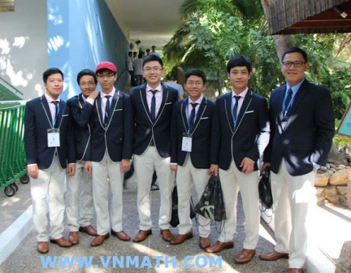 Tim Vietnam  memperoleh tiga medali emas pada Olympiade Matematika Internasional. - ảnh 1