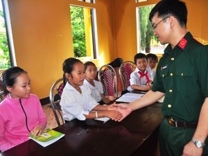 Mengunjungi kelas kecil di kecamatan pulau Song Tu Tay - ảnh 2