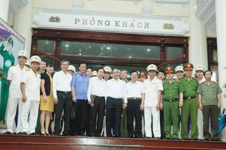 Deputi PM Vietnam Nguyen Xuan Phuc memeriksa pekerjaan memberikan remisi. - ảnh 1