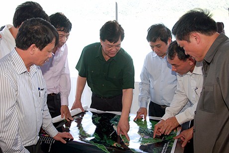 PM Vietnam Nguyen Tan Dung  melakukan inspeksi terhadap penggelaran perancangan  pembangunan Zona Ekonomi Van Don - ảnh 1