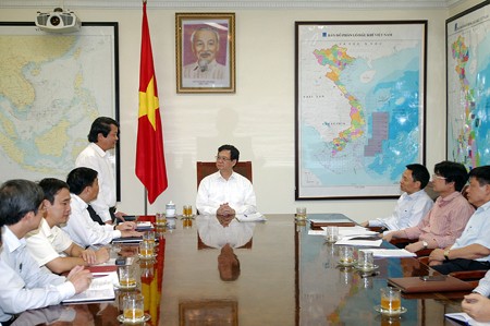 PM Vietnam, Nguyen Tan Dung melakukan temu kerja dengan para pemimpin teras dua provinsi Phu Tho dan Ha Nam - ảnh 1