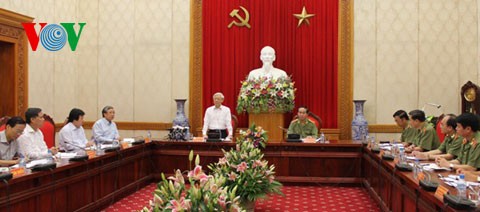 Sekjen KS PKV Nguyen Phu Trong  melakukan temu kerja dengan  Komite Partai Keamanan Publik Komite  Sentral. - ảnh 1