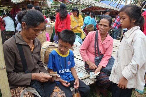 Pasar persahabatan Vietnam-Laos - ảnh 2