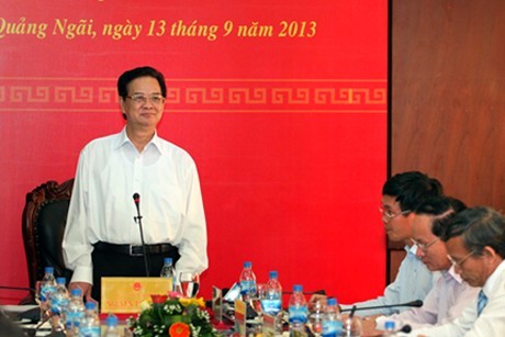 PM Vietnam Nguyen Tan Dung mengadakan temu kerja di provinsi Quang Ngai - ảnh 1