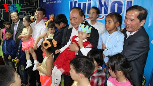 Bayak daerah di Vietnam  memikirkan penyelenggaraan Hari Raya Medio Musim Rontok-2013 untuk anak-anak - ảnh 1
