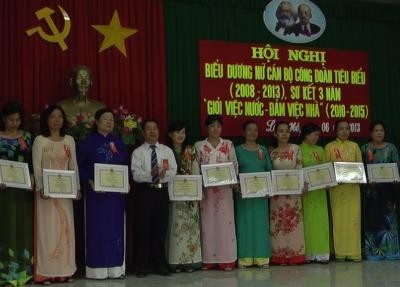 Deputi PM Nguyen Xuan Phuc menghadiri Konferensi memuji kader wanita serikat buruh yang tipikal - ảnh 1