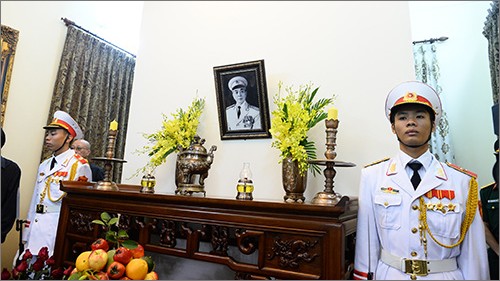 Kira-kira 100 anggota korps diplomatik dan organisasi internasional di kota Hanoi mendaftarkan nama untuk berziarah ke Almarhum Jenderal Vo Nguyen Giap. - ảnh 1