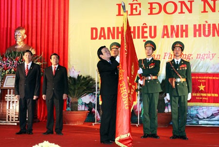 Presiden Vietnam Truong Tan Sang mengunjungi kabupaten Dan Phuong , kota Hanoi - ảnh 1