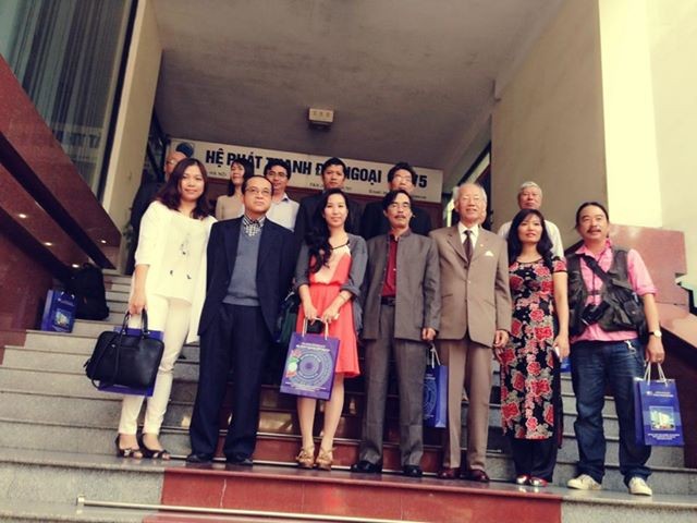 Rombongan wartawan diaspora Vietnam   bertemu dengan VOV - ảnh 1