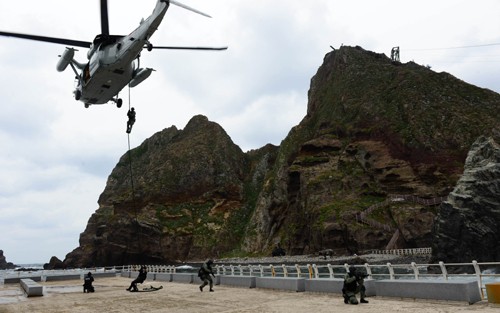 Republik Korea melakukan latihan  perang di dekat kepulauan yang dipersengketakan - ảnh 1