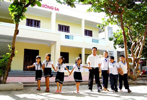 Beberapa organisasi dan perseorangan mengumpulkan uang sebesar  VND 9  miliar utuk membangun  gedung sekolahan di pulau Sinh Ton. - ảnh 1