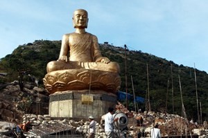 Mega upacara mengenangkan dan meresmikan Patung Raja Buddhis Tran Nhan Tong. - ảnh 1