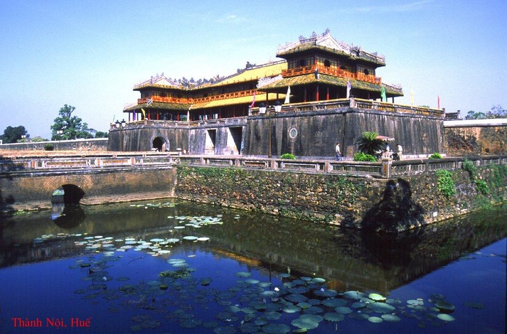 Sehari berjalan-jalan mengelilingi benteng kerajaan Hue - ảnh 2