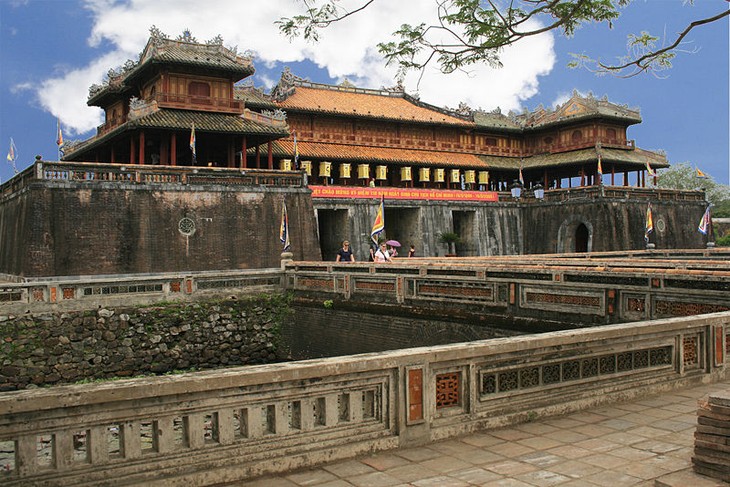 Sehari berjalan-jalan mengelilingi benteng kerajaan Hue - ảnh 1