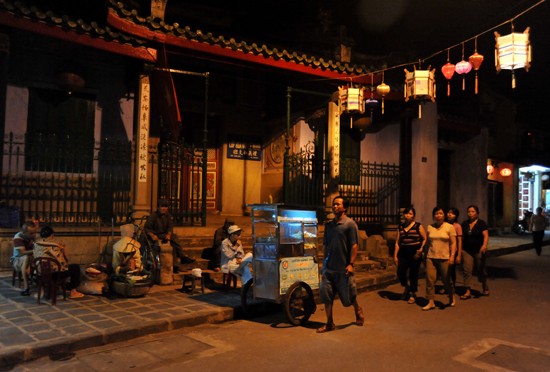 Sektor kota kuno Hoi An dalam mata  para wisatawan mancanegara - ảnh 4