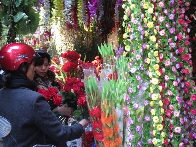 Pasar-pasar bunga di kota Hanoi pada saat Hari Raya Tet - ảnh 2