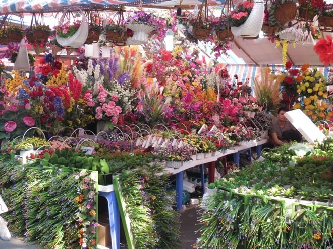 Pasar-pasar bunga di kota Hanoi pada saat Hari Raya Tet - ảnh 3
