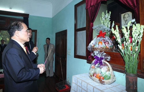 Ketua  MN Nguyen Sinh Hung  mempersembahkan  dupa  terhadap Presiden Ho Chi Minh - ảnh 1