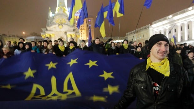 Parlemen Ukraina  menghapuskan  Undang-Undang tentang Anti Demonstrasi yang kontroversial. - ảnh 1