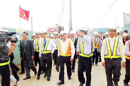Deputi PM Vietnam, Nguyen Xuan Phuc  mengunjungi dan mengucapkan selamat  Hari Raya Tet di proyek jembatan  simpang tiga  Hue. - ảnh 1
