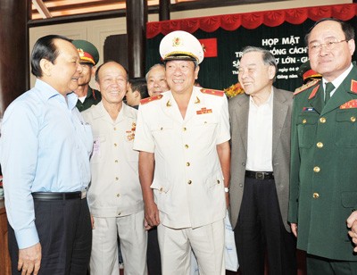 Pertemuan tradisional dengan para wakil yang adalah veteran aktivis revolusi  Sai Gon-Cho Lon-Gia Dinh - ảnh 1