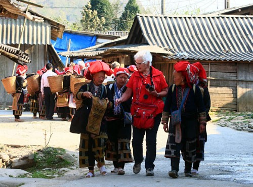 Ribuan wisatawan mancanegara  datang ke Vietnam pada  kesempatan Hari Raya Tet - ảnh 1