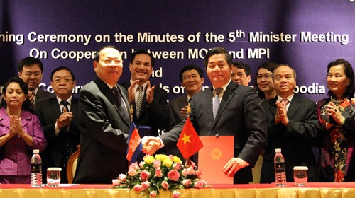 Vietnam dan Kamboja  menggelarkan konektivitas dua perekonomian - ảnh 1