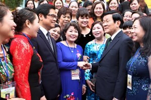 Wirausaha wanita  Vietnam menerangi dan  berintegrasi - ảnh 1