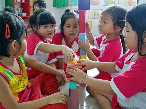 Kota Ho Chi Minh mendorong kuat usaha memasyarakatkan pekerjaan merawat dan membela anak-anak - ảnh 1