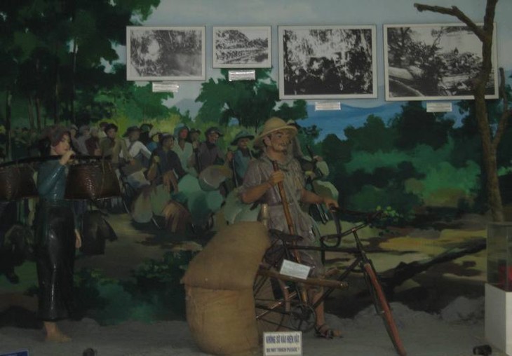 Mengunjungi Museum  Kemenangan Dien Bien Phu - ảnh 7