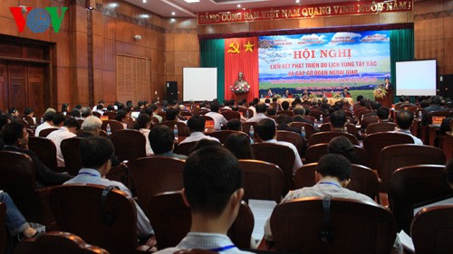 Pembukaan Konferensi konektivitas pengembangan pariwisata daerah Tay Bac-tahun 2014  - ảnh 1