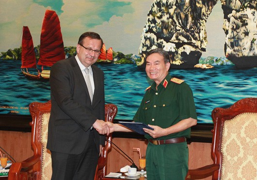Pemimpin Kementerian Pertahanan Vietnam menerima Menteri Industri dan Perdagangan Republik Czech - ảnh 1