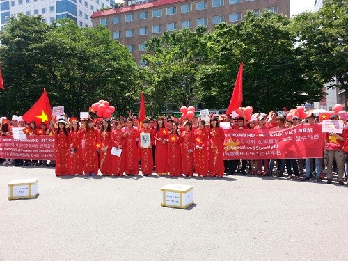 Komunitas orang Vietnam di luar negeri terus memprotes  penempatan anjungan pengeboran minyak Haiyang 981 secara tidak sah oleh Tiongkok di wilayah laut Vietnam - ảnh 1