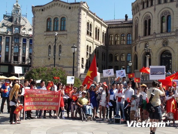 Komunitas orang Vietnam di Norwegia melakukan demonstrasi untuk  memprotes  pelanggaran Tiongkok terhadap zona ekonomi eksklusif Vietnam - ảnh 1