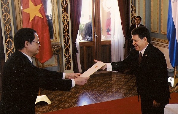 Presiden Paraguay Horacio Cartes memuji prestasi perkembangan Vietnam - ảnh 1