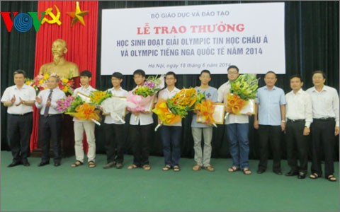 Kementerian Pendidikan dan Pelatihan Vietnam memuliakan pelajar yang  memperoleh  hadiah Olympiade  Informatika dan Bahasa Rusia. - ảnh 1